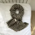 Nahaufnahme eines braun-weißen Hahnentritt-Schals aus Kunstkaschmir mit feinen Fransen. - Z304-4