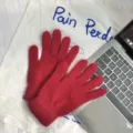 Vue rapprochée et détaillée de gants en tricot de poils de lapin rouges pour l'hiver. - Gants à Doigts Complets (J002-9) / 20x7cm / Rouge