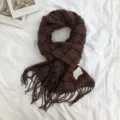 Detailansicht winterlicher Tartan Karo Fransen Schal kuschelig dick warm unisex - Himbeere
