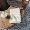 Gemütlicher Damen Strickschal in Beige, feine Rippenstruktur, stilvolles Detail Design. - Milchweiß