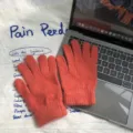 Détail de gants en tricot de couleur unie, tissu pelucheux doux, vêtement thermique chaud. - Gants à Doigts Complets (J002-9) / 20x7cm / Rouge Camélia