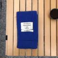 Blauer Strickschal für den Winter mit Stoffetikett Detail, gemütlicher warmer Halswärmer. - Blau