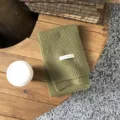 Grüner Damen Winter Strickschal, warmer kuscheliger Grobstrick Schal mit kleinem Etikett. - Olivgrün