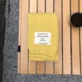 Gemütlicher gelber Strickschal für den Winter mit modischem Stoffetikett für Damen. - Gelb