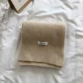 Cálida bufanda de punto beige para mujer, calentador de cuello de invierno con etiqueta. - Blanco Roto