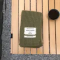 Gemütlicher olivgrüner Strickschal für den Winter, weicher warmer Wollschal mit Etikett. - Armeegrün