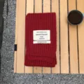 Einfarbiger roter Winterschal aus Strick mit Stoffetikett, kuschelig warm und vielseitig kombinierbar. - Rot