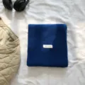 Vista detallada de una bufanda de punto azul liso para mujeres, accesorio de invierno. - Azul Marino