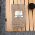 Lässiger, einfarbiger Strickschal für den Winter mit stylischem Stoffetikett, warm und gemütlich. - Khaki