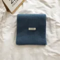Écharpe en tricot bleu uni pour femme, douce et chaude pour l'hiver, style élégant et chic. - Bleu Brume