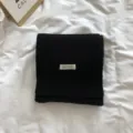 Cálida bufanda de punto en color liso para mujer, accesorio de invierno moderno y elegante. - Negro
