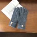 Graue geflochtene Winterhandschuhe für Damen mit Touchscreen-Funktion und gerippten Bündchen. - 29x12cm / Dunkelgrau