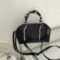 Schwarze Lack-Krokodil-Muscheltasche mit einzigartigem silbernem Schlangengriff, Umhängetasche. - Einzelne Tasche ohne Schlangenkette / Schwarz