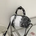 Modische schwarz-weiße Schlangenhaut-Muscheltasche mit einzigartigem Metallgriff für Damen. - Einzelne Tasche ohne Schlangenkette / Weiß