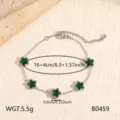 Detailopname van de stijlvolle roestvrijstalen armband met groene sterren edelstenen. - Ster Groene Strass Armband (B0459)