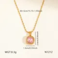 Gouden titanium staal ketting roze steen hanger detailweergave met afmetingen. - Roze Vierkante Strass Kralenketting Stijl (N1212)