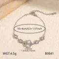 Close-up van roestvrijstalen klaver bloem armband met sprankelende zirkonia stenen. - Witte Bloem Ster Witte Strass Armband (B0641)