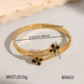 Gedetailleerd overzicht van de dubbele gouden roestvrijstalen armband met zwarte bloemen en afmetingen. - Zwarte Klaver Stijl (#B0603)