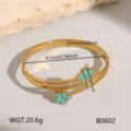 Gedetailleerd weergave van gouden roestvrijstalen armbband met blauwe emaille dubbele bloem. - Blauwe Klaver Stijl (#B0602)