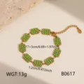 Detailweergave van de roestvrijstalen armband met groene strass-steentjes en rechthoekige schakels. - Pave Groene Zirconia Rechthoekige Ketting (B0617) / Goud