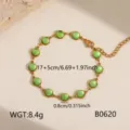 Detailweergave van de elegante roestvrijstalen vergulde armband met groene ronde stenen. - Groene Ronde Strass Ketting (B0620) / Goud