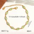 Vista dettagliata del bracciale a catena in acciaio inossidabile dorato 18k con pietre verdi. - Catena con Strass a Goccia d'Acqua Verde (B0631) / Oro