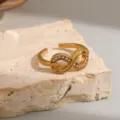 Anello aperto in acciaio al titanio dorato con strass brillanti, elegante gioiello. - Stile Intrecciato (R1026) / Oro