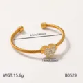 Gedetailleerd overzicht van de goudkleurige kabelarmband met fonkelende strass-hartbedel. - Hart Open Armring (B0529)