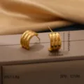 Χρυσά ανοξείδωτα γεωμετρικά σκουλαρίκια κρίκοι με ραβδώσεις λεπτομερής κοντινή άποψη. - Κρίκος Σκουλαρικιού Λεπτός Πολλαπλών Στρώσεων (E2186) / Χρυσό