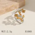 Open roestvrijstalen ring met chic bladontwerp en tweekleurige afmetingen in detail getoond. - Blad Tak Stijl (R1060) / Tweekleurig (R1060)