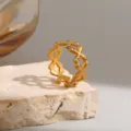 Anello in Acciaio al Titanio con Strass a Croce Elegante Gioiello di Moda Opzione - Stile Linee Incrociate (R1028) / Oro