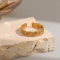 Anello aperto in acciaio al titanio dorato con strass scintillanti geometrico - Stile Rombo (R1029) / Oro