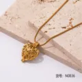 Vista detallada del collar con colgante de medallón de corazón dorado en acero fino. - Ramas Doradas (N0836)