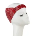 Vista di dettaglio della fascia per capelli elastica rossa con classico motivo stampato bandana. - Circonferenza Testa 55-58cm / Rosso