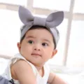 Bandeau bébé oreilles de lapin gris, accessoire de cheveux nœud mignon pour petite fille. - Gris