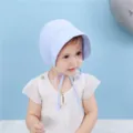 Detailansicht der blauen Babyhaube aus Baumwolle mit weichen Kinnbändern für Kleinkinder. - Hellblau
