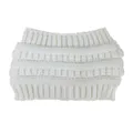 Dettaglio berretto con coda di cavallo in maglia bianca con motivo a righe e design caldo. - Taglia unica / Bianco