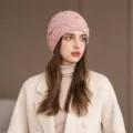 Berretto in maglia rosa con perle, elegante cappello invernale caldo in lana da donna. - Rosa