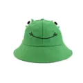 Süßer grüner Frosch-Fischerhut mit bestickten Details, ideal für den sommerlichen Sonnenschutz. - Grün