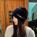 Schwarze Damen Plüschmütze Winter warm, dicke kuschelige Beanie Mütze mit seitlicher Schnalle. - Schwarz