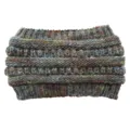 Detailopname van de kleurrijke gebreide wollen hoofdband met fijne wintertextuur. - Eén maat / Lichtgrijs haar