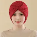 Vista de detalle cercana del sombrero turbante plisado rojo para mujer con rayas brillantes. - Adulto / Rojo