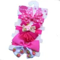 Vue détaillée du bel ensemble de bandeau bébé avec nœuds roses, fleurs et charmantes fraises. - Style F