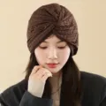 Vista detallada del sombrero turbante marrón texturizado para mujer, diseño plisado para diario. - Adulto / Café