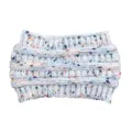 Primo piano della comoda fascia in maglia con macchie colorate, caldo accessorio per capelli. - Bianco