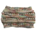 Detailopname van de gekleurde gebreide haarband, met gezellige dikke winterwoltextuur. - Beige Bloemen