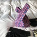 Gestrickte Hahnentritt Schultertasche, stylische gewebte Damen Handtasche für den Alltag. - Lila Hahnentritt