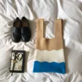 Detailansicht einer schicken dreifarbigen Stricktasche mit Wellenmuster für Trend-Looks. - Blau