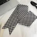 Schwarz-weiße Karree schmale Schal, vielseitiges Haarband und eleganter Halstuch für Damen. - Schwarz-Weißes Schachbrett / 135x9.5cm / Schwarz