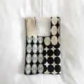 Nahaufnahme Detail der japanischen Strick-Tragetasche mit stilvollem schwarz-blauem Punktmuster. - Sternenschwarz